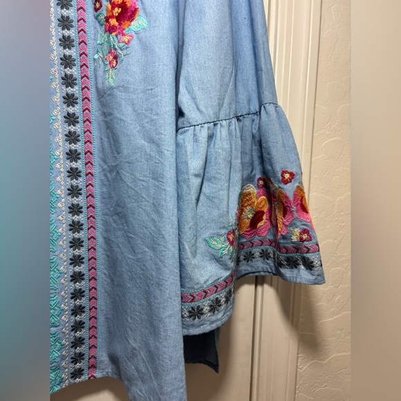 Savanna Jane Women's Chambray Floral Embroidered Bell Sleeve Blouse 3X - Picture 5 of 7